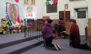 Anne Marie Amacher Las mujeres rezan el rosario durante “Las mañanitas” el 12 de diciembre en la parroquia de Santa María en Davenport.